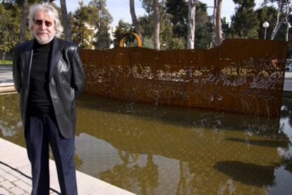 Antoni Miró, en el campus de la Universidad de Alicante, ante su escultura <i>Almansa 1707. </i>