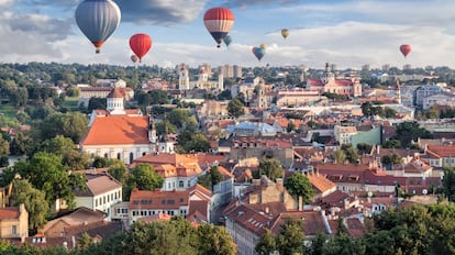 Globos aerostáticos sobrevuelan Vilna, la capital de Lituania.