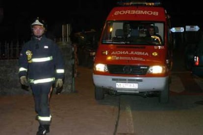 Un miembro del cuerpo de bomberos en las inmediaciones de la discoteca Bordatxo.