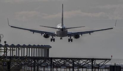 Un avión a punto de tomar tierra en el Prat.