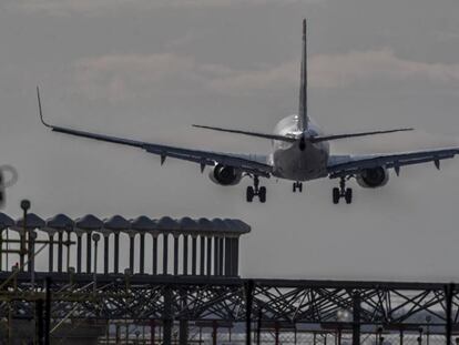 Un avió a punt d'aterrar al Prat.