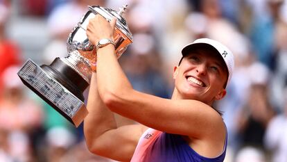 Swiatek posa con el trofeo de campeona en la Philippe Chatrier en París.