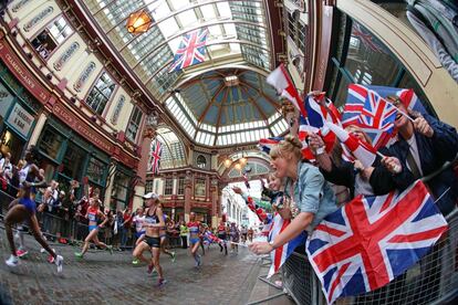 Las corredoras pasan por el histórico mercado de Leadenhall durante la maratón.