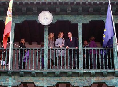 La presidenta de Madrid, Esperanza Aguirre, ha visitado el resultado de las obras 10 meses después de su terminación, el pasado mes de enero. La han acompañado alcaldesa, Luisa María Fernández (PP), y los a los consejeros de Medio Ambiente, Vivienda y Ordenación del Territorio, Ana Isabel Mariño, y de Cultura, Santiago Fisas. Los vecinos le han regalado un ristra de ajos, ñoras y guindillas y dulces típicos, pero no su afamado anís.