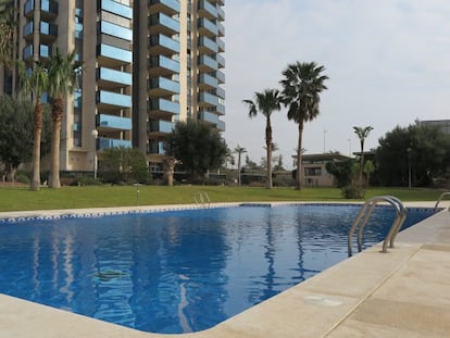 En una zona residencial de Benidorm se localiza el edificio Kronos, con excelentes comunicaciones y servicios. Con una altura de 145 metros, es uno de los rascacielos más emblemáticos de todo Benidorm. Esta promoción de Haya Real Estate dispone de zonas comunes con piscinas, pistas de tenis y pádel; zona de juegos infantiles, club social y amplias zonas verdes. De sus servicios comunitarios, destacan su zona spa con sauna, jacuzzi y gimnasio. Todas las viviendas cuentan con amplias terrazas, aire acondicionado y armarios empotrados, desde 96.600 euros.