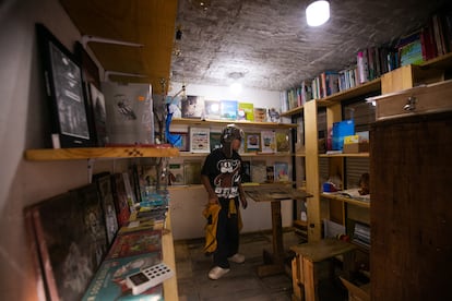 Un niño contempla los cuentos de la librería infantil Navegui, en el mercado del Carmen de Nezahualcóyotl. 