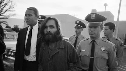 Charles Manson es escoltado al juzgado en 1969.