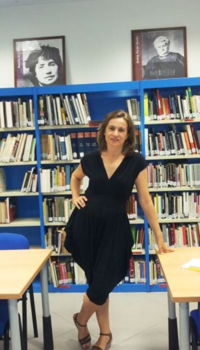 Luisa Castro en la biblioteca del Instituto Cervantes de Napolés.