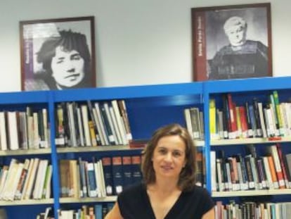 Luisa Castro en la biblioteca del Instituto Cervantes de Napol&eacute;s.