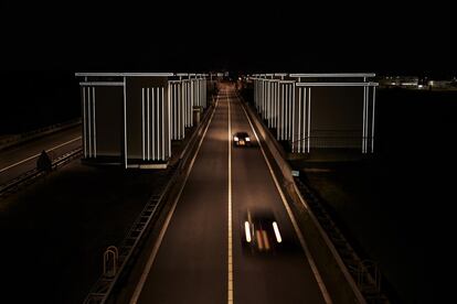 El Afsluitdijk, un impresionante dique diseñado por el abuelo del renombrado arquitecto Rem Koolhaas, protege desde 1932 el territorio holandés. Desde hace un año, atravesar sus 32 kilómetros es una experiencia de ciencia ficción: sus 60 compuertas se iluminan y marcan su contorno cuando les da la luz de los coches. "Es una mezcla entre Daft Punk, <i>Blade Runner</i> y las cosas que veíamos de pequeños y nos influían”, evoca Roosegaarde, que señala que la ilusión funciona sin electricidad: lo posibilita una capa de pintura especial y pequeños prismas que reflejan el haz de los faros.