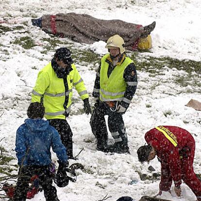 Los equipos de rescate trabajan en el lugar del accidente.
