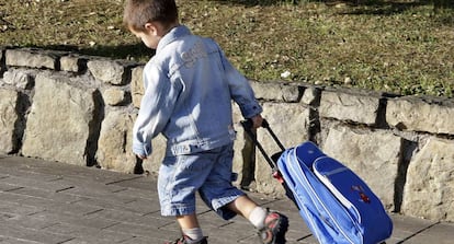 Un niño de educación infantil va a la escuela.