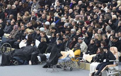 Heridos y familiares de las v&iacute;ctimas de los atentados de Par&iacute;s, este viernes en el homenaje.