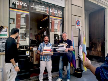 Antonello Lauriola y Alessandro Consonni vacan el escaparate de la librera Antgone de Miln. Fotografa cedida por los compradores y protagonistas de la imagen.