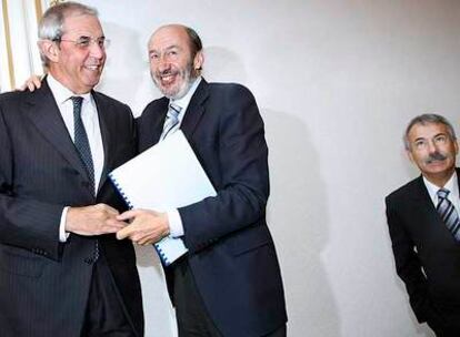 Emilio Pérez Touriño bromea con Alfredo Pérez Rubalcaba, en presencia del delegado del Gobierno en Galicia, Manuel Ameijeiras