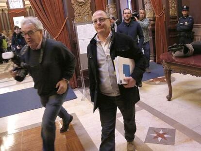 El alcalde de San Sebastián, Juan Karlos Izagirre, abandona el salón de plenos tras suspenderse la sesión.