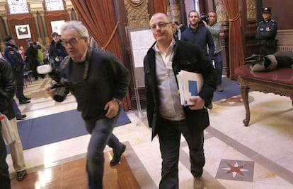 El alcalde de San Sebastián, Juan Karlos Izagirre, abandona el salón de plenos tras suspenderse la sesión.