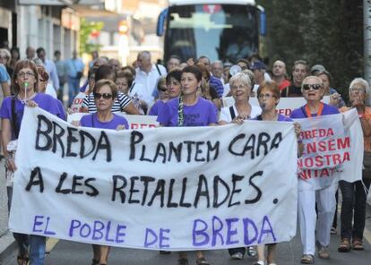 Un momento de una manifestación en Breda (GIRONA) en protesta por el cierre de centros sanitarios.