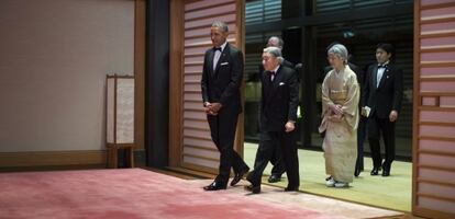 El presidente de EE UU, Barack Obama, camina junto al emperador japonés, Akihito en el Palacio Imperial.