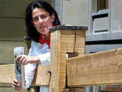 La alcaldesa de Pamplona, Yolanda Barcina, en el vallado del encierro.