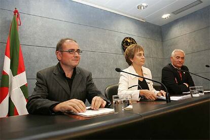 El consejero de Vivienda, en la rueda de prensa de ayer,  junto a Miren Azkarate y Gabriel Inclán.