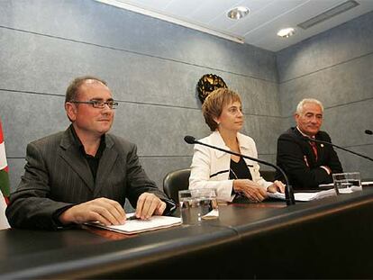El consejero de Vivienda, en la rueda de prensa de ayer, junto a Miren Azkarate y Gabriel Inclán.