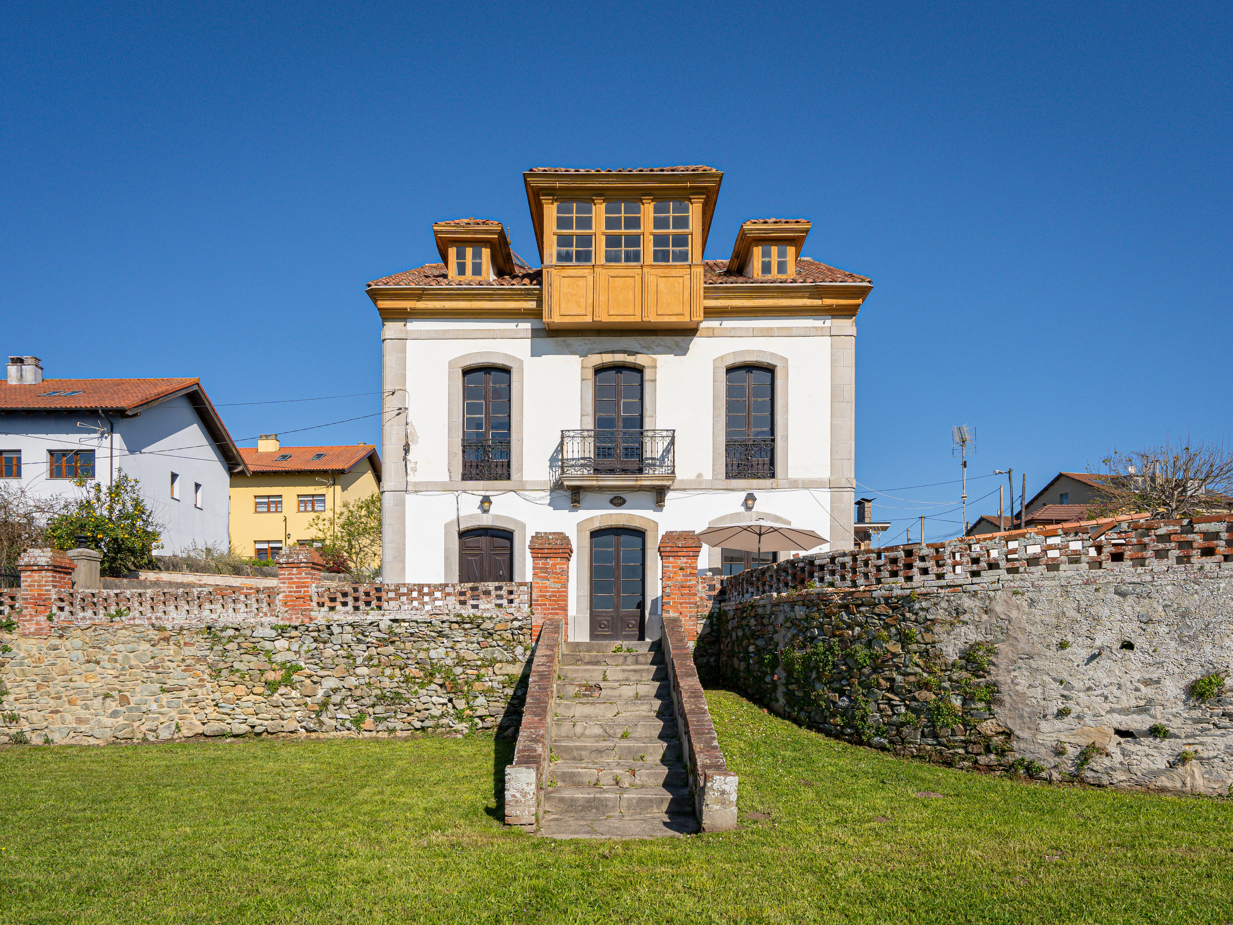 Las tres casas de la semana: finca de recreo con un olivar y un viñedo en la comarca de La Vera