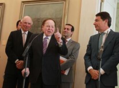 Michael Leven, Sheldon Adelson e Ignacio Gonz&aacute;lez, el a&ntilde;o pasado en una rueda de prensa organizada en Madrid.