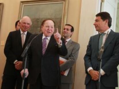 Michael Leven, Sheldon Adelson e Ignacio Gonz&aacute;lez, el a&ntilde;o pasado en una rueda de prensa organizada en Madrid.