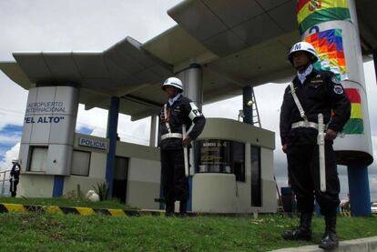 Soldados bolivianos en el aeropuerto de El Alto, de Sabsa. 