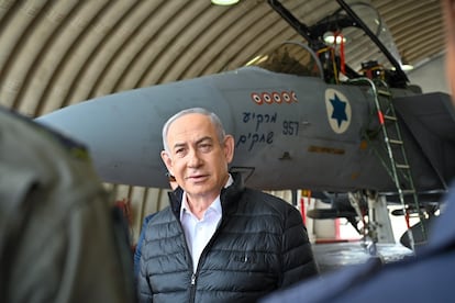 Netanyahu, durante una visita a la base aérea de Tel Nof.