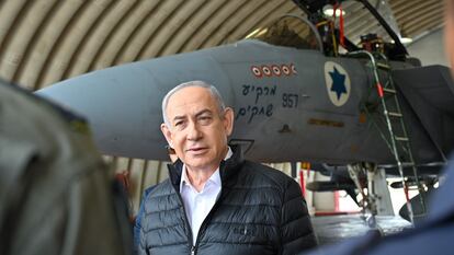 Netanyahu, durante una visita a la base aérea de Tel Nof.