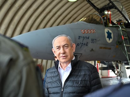 Netanyahu, durante una visita a la base aérea de Tel Nof.