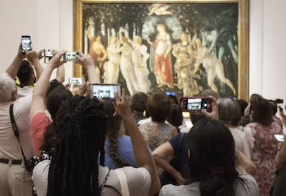 Turistas frente a 'La primavera', de Botticelli en la galería de los Uffizi. Una de las imágenes del artista Giacomo Zaganelli que forman parte de su obra 'Grand Tourismo'.