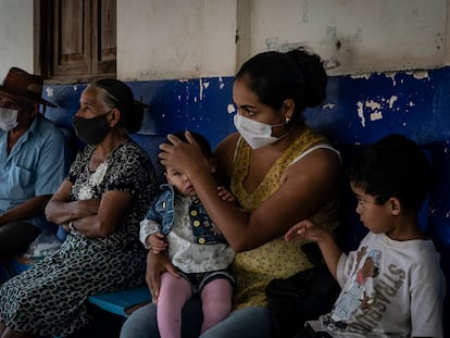 Habitantes de Petatlán, Guerrero, esperan atención médica en la clínica del lugar, la cual no ha tenido personal sanitario desde hace dos años.