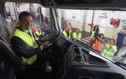 El candidato a la presidencia de la Comunidad de Madrid, Tomás Gómez, durante la visita a la fábrica Iveco.