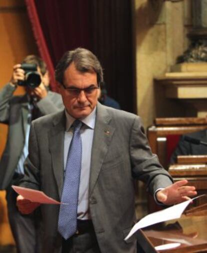 El presidente de la Generalitat, Artur Mas, se dispone a contestar en la segunda sesión del debate de política general al presidente del grupo del PSC en el Parlament de Cataluña, Joaquim Nadal.