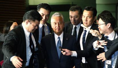El exministro japonés de Economía, Akira Amari, en el centro, este jueves en Tokio.