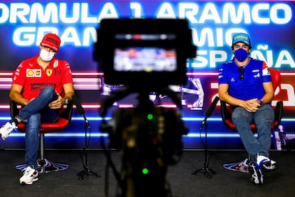 
Los dos pilotos españoles de Fórmula 1, Carlos Sainz, de la escudería Ferrari, y Fernando Alonso, de Alpine F1 Team, ofrecieron una rueda de prensa este jueves, en la previa del Gran Premio de España de Fórmula 1 en el Circuito de Barcelona-Cataluña, en Montmeló, que se disputará este domingo. Alonso ha ganado en dos ocasiones en este mismo circuito, en 2006 y 2013, con Renault y con Ferrari, respectivamente. Pero, por el momento, el asturiano está en la 12ª posición en la clasificación mundial, mientras que Sainz se mantiene en 8º lugar.