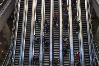 Viajeros chinos en las escaleras mecánicas de la estación de trenes de Pekín.