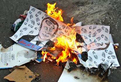 Protesta en Bagdad contra Francia por defender la publicación de caricaturas de Mahoma como libertad de expresión, este lunes.