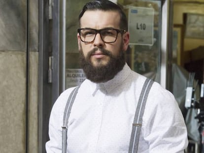 Ha sido Álex de la Iglesia el responsable de que algunas de las fans de Mario Casas (A Coroña, 1986) hayan puesto el grito en el cielo al ver a su ídolo con este cambio de imagen. Esta fotografía tuvo lugar durante el rodaje de 'El bar', que dirige el director vasco y que se estrena el próximo 24 de marzo. A nosotros nos parece que tanto la barba como las lentes le dan un toque muy 'cool'.