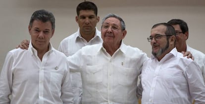 Santos, presidente de Colombia (izqda), Rául Castro (Cuba) y Timoleón Jiménez, representante de las FARC (drcha).