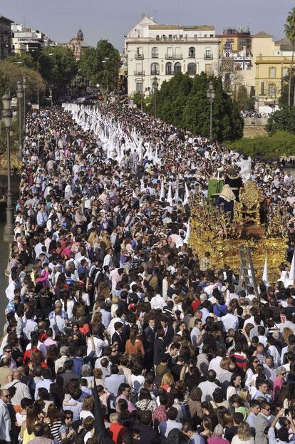 <b>LUNES SANTO. Sevilla.</b> El paso del Cristo de la Hermandad de San Gonzalo, a su paso por el puente de Triana.