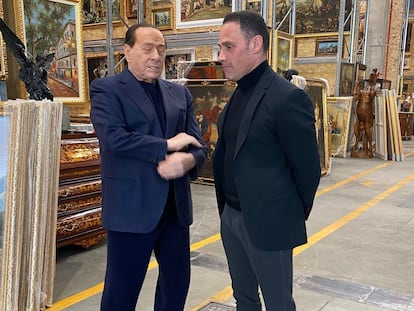 Silvio Berlusconi con Giuseppe De Gregorio, visitando la colección de arte del primero.