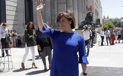 La exvicepresidenta del Gobierno Soraya Sáenz de Santamaría, momentos antes de su comparecencia en la Puerta de los Leones del Congreso.