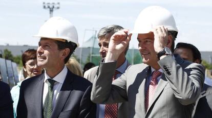 El presidente Alberto Fabra, a la derecha, visita las obras de un polideportivo junto al alcalde de Castellón, Alfonso Bataller.