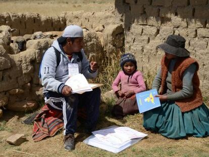 Un encuestador entrevista a una familia aymara de la comunidad boliviana de Wichi Wichi en el día nacional del censo.