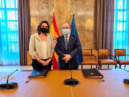 Teresa Ribera y el ministro de Cultura y Deporte, Miquel Iceta, tras la firma del convenio que aumenta un 2% la aportación de la cartera de Transición Ecológica a conservación o enriquecimiento del Patrimonio Cultural.