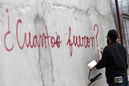 Un hombre pinta un muro durante el aniversario 25 de la invasión.